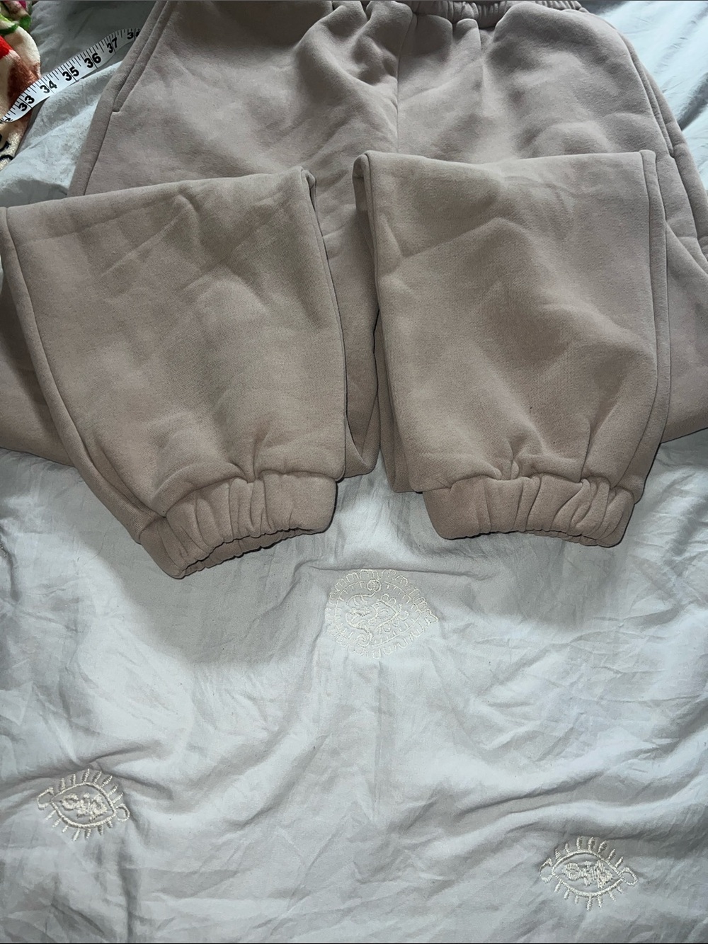 Comfrt Minimalist Sweats - Picture 7 of 8